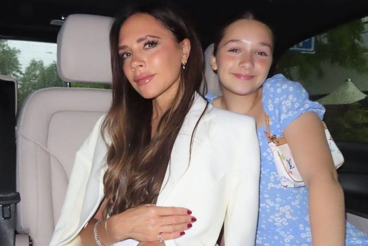     «Стащила мою косметику»: Виктория Бекхэм показала урок макияжа от 12-летней дочери