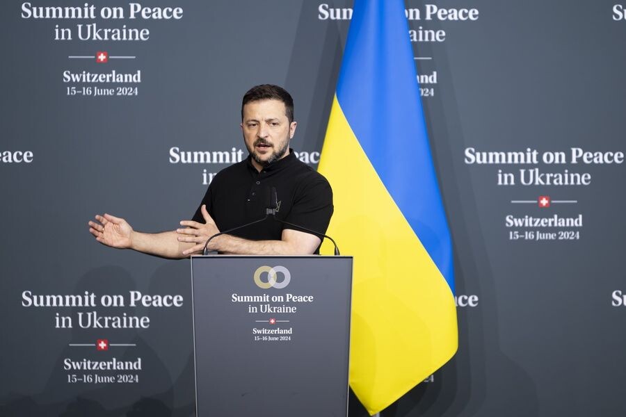    Президент Украины Владимир Зеленский во время пресс-конференции на международной конференции по Украине © ALESSANDRO DELLA VALLE/POOL/ЕРА/ТАСС