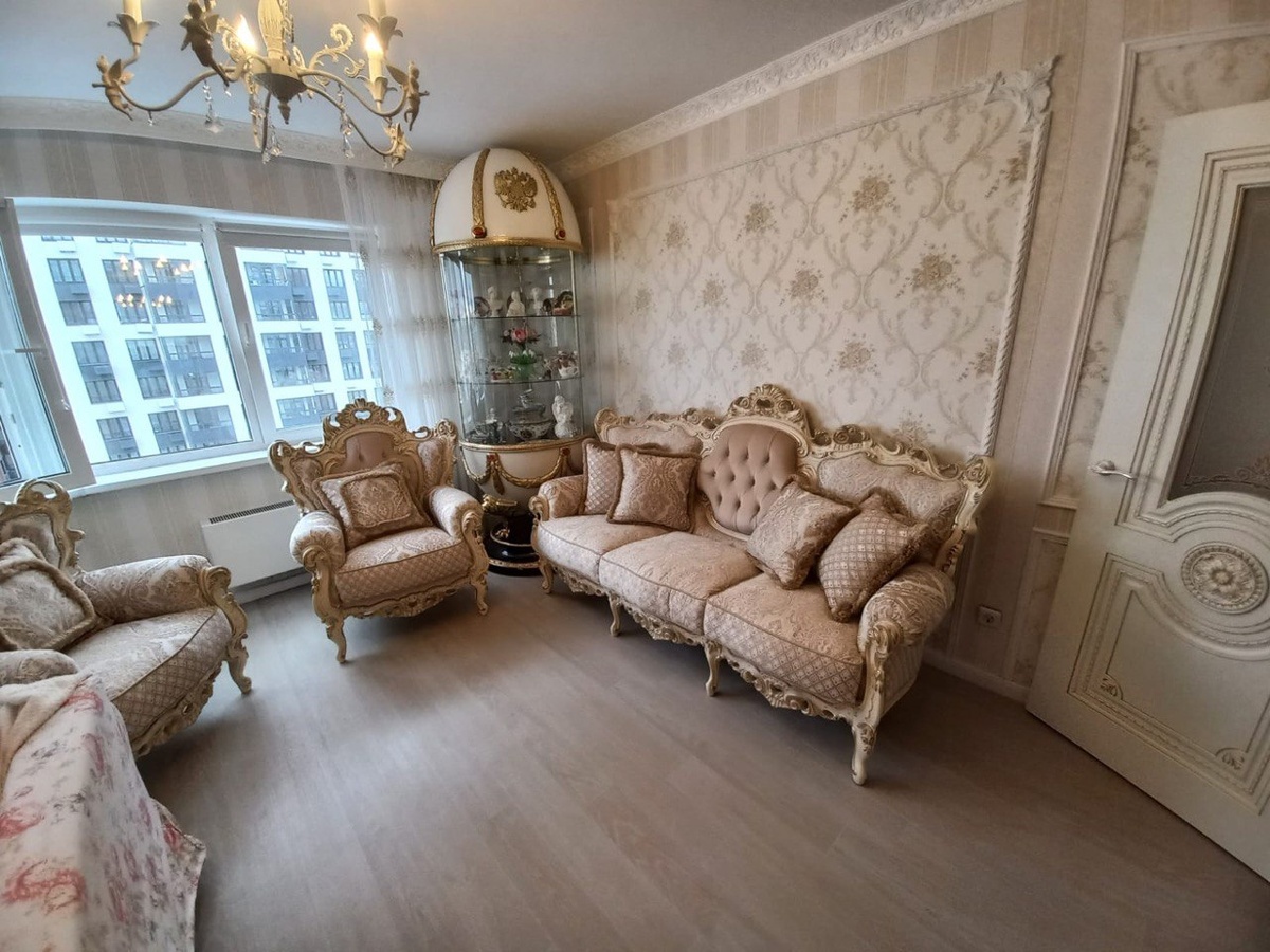 Диван в стиле Барокко в новом доме