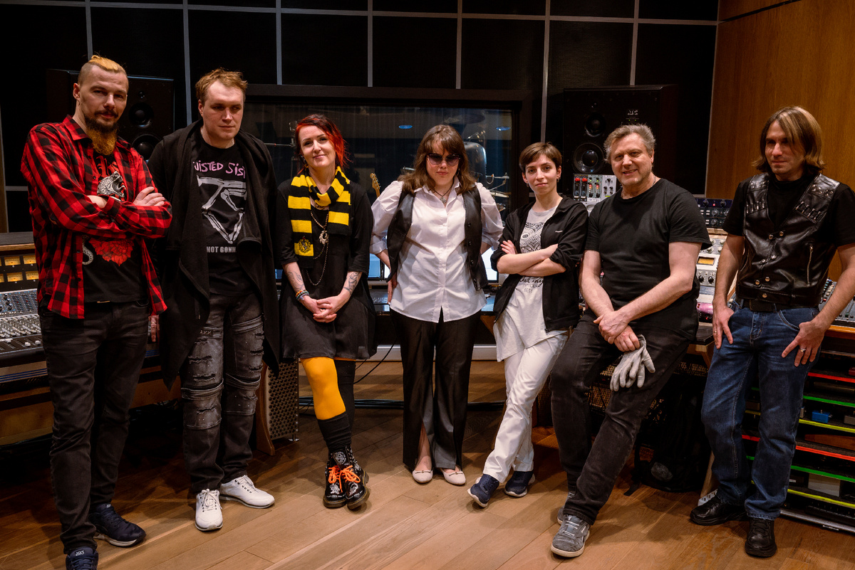 В звукорежиссерской: Саша Докшин - второй справа