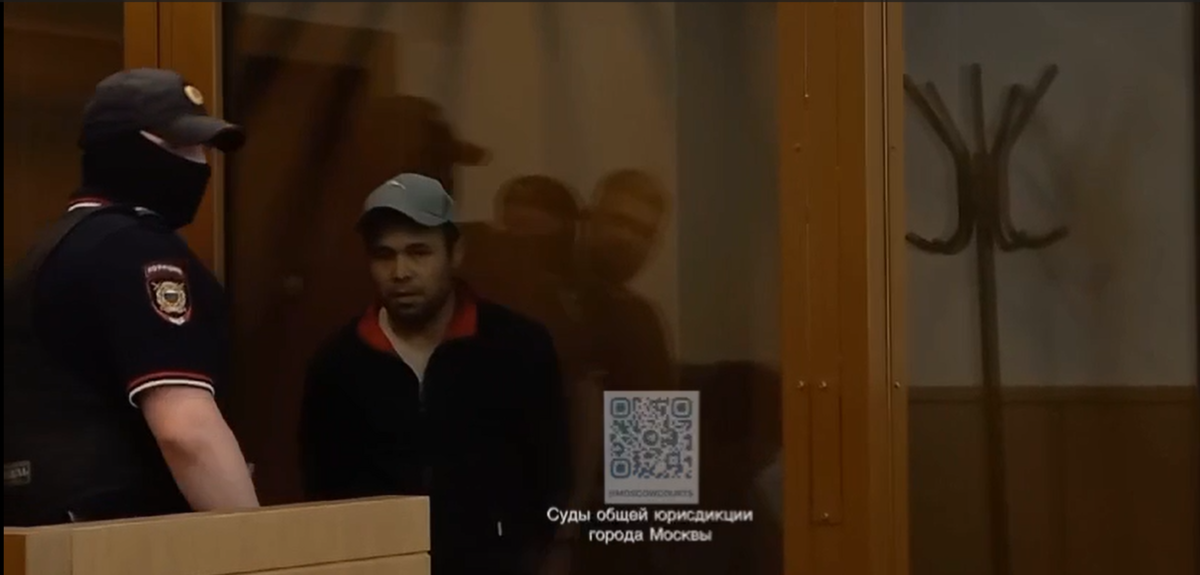 На заседании, где обсуждали его гастрошедевры, повар, имя которого вспоминает не одна сотня человек,  пришёл с покрытой головой. Видимо, он носит траур по жертвам своих рецептов. Пресс-служба судов общей юрисдикции города Москвы