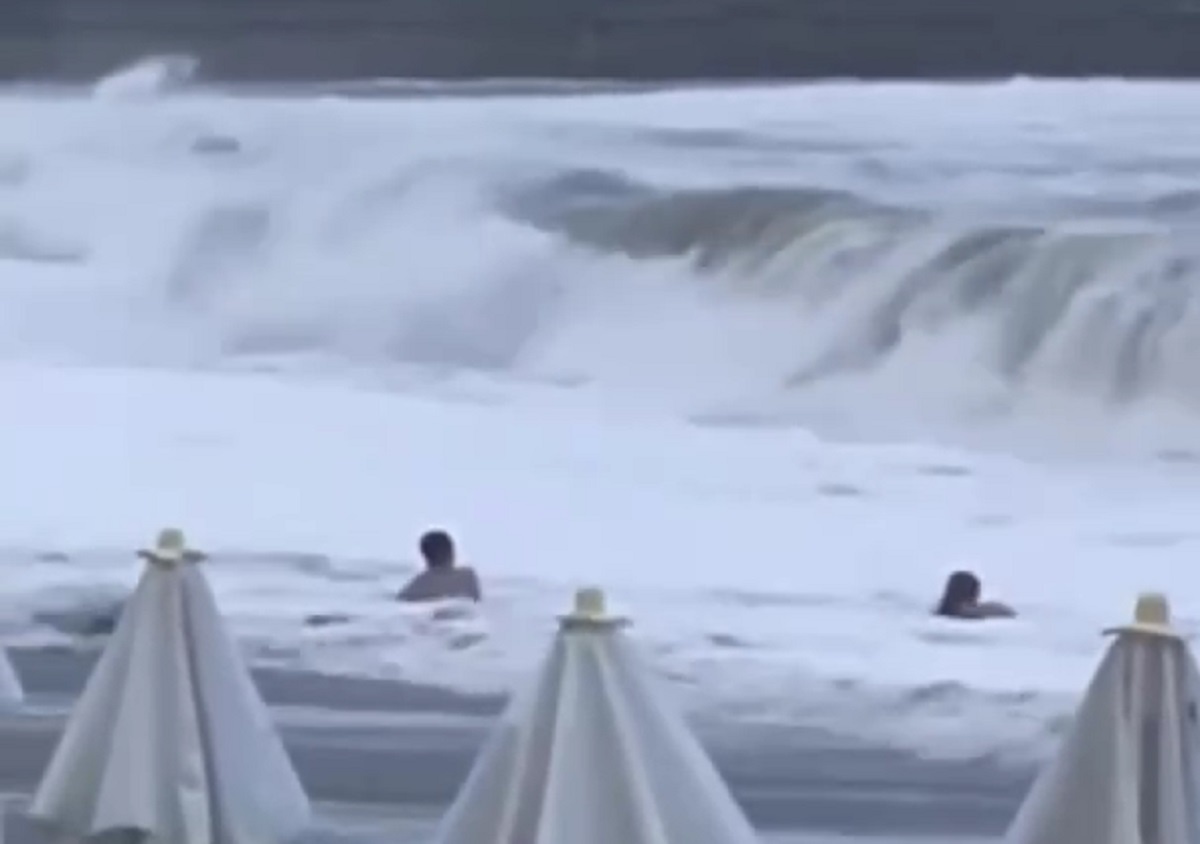 Подступающая волна утащит Дарью в море. 