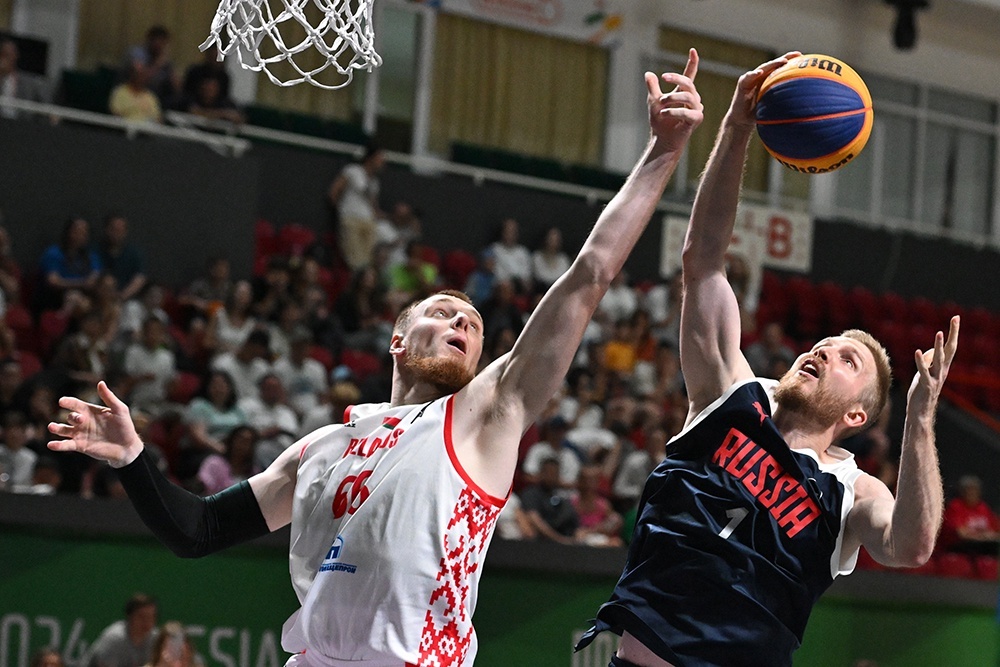    Владислав Мелешкин (справа) уверенно чувствует себя не только на площадке, но и в симуляторе / РИА Новости