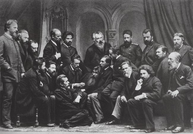 1886. Стоят: Г. Г. Мясоедов, К. А. Савицкий, В. Д. Поленов, Е. Е. Волков, В. И. Суриков, И. И. Шишкин, Н. А. Ярошенко, П. А. Брюллов, А. К. Беггров; сидят: С. Н. Аммосов, А. А. Киселев, Н. В. Неврев, В. Е. Маковский, А. Д. Литовченко, К. В. Лемох, И. Н. Крамской, И. Е. Репин, П. А. Ивачев, Н. Е. Маковский.