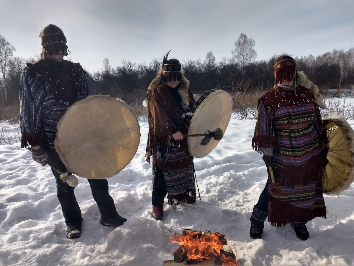 Шаманы на камлании в наше время