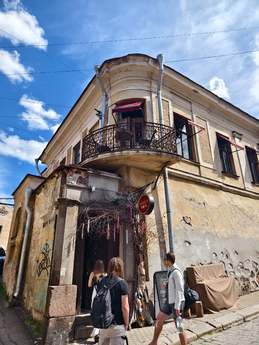 Вот он, тот самый балкон, с которого часто днем поют и играют музыканты.Фото автора