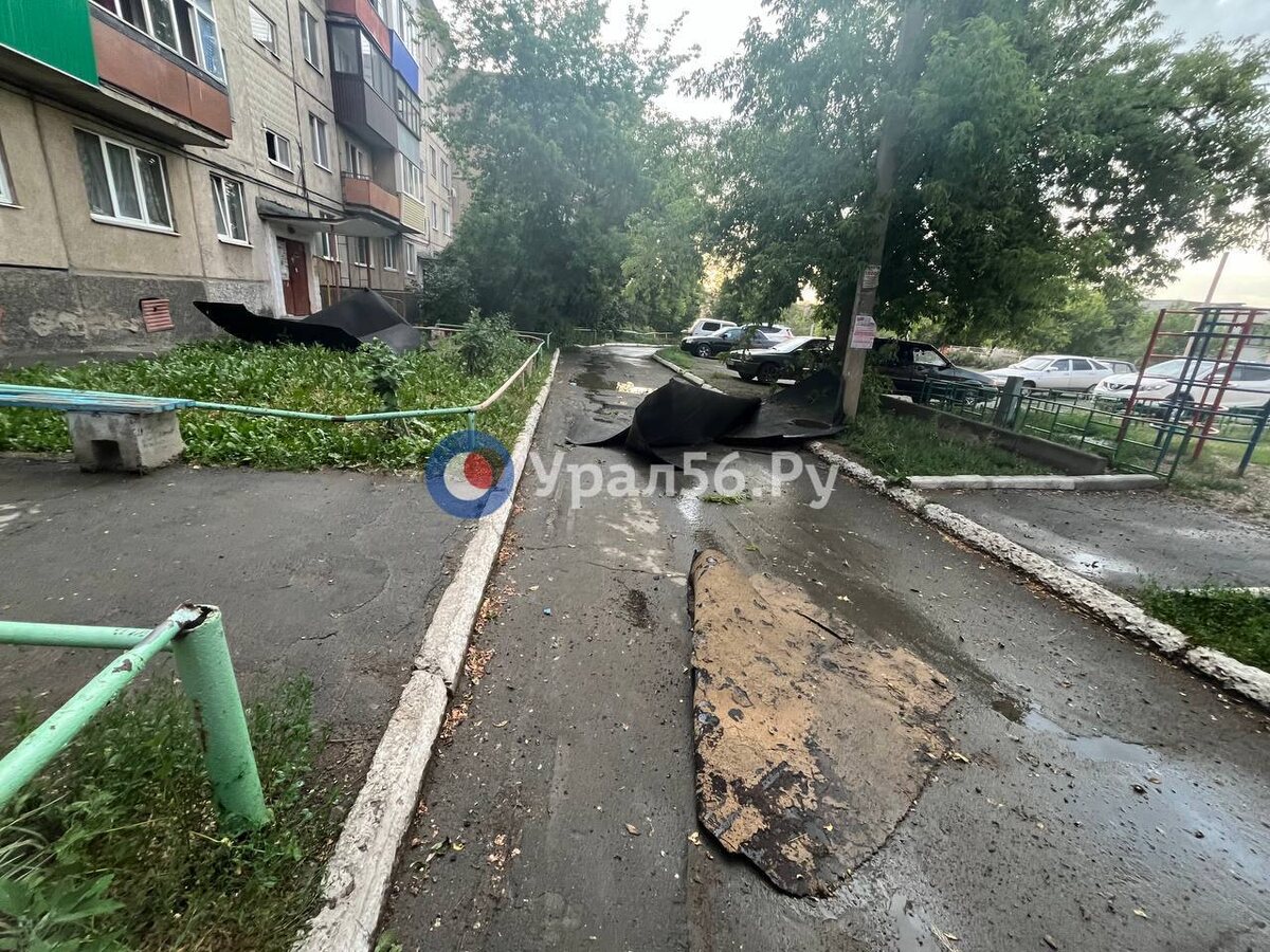 Во время грозы у одного из домов Орска обрушилась часть крыши | Урал56.Ру |  Оренбург, Орск - главные новости | Дзен