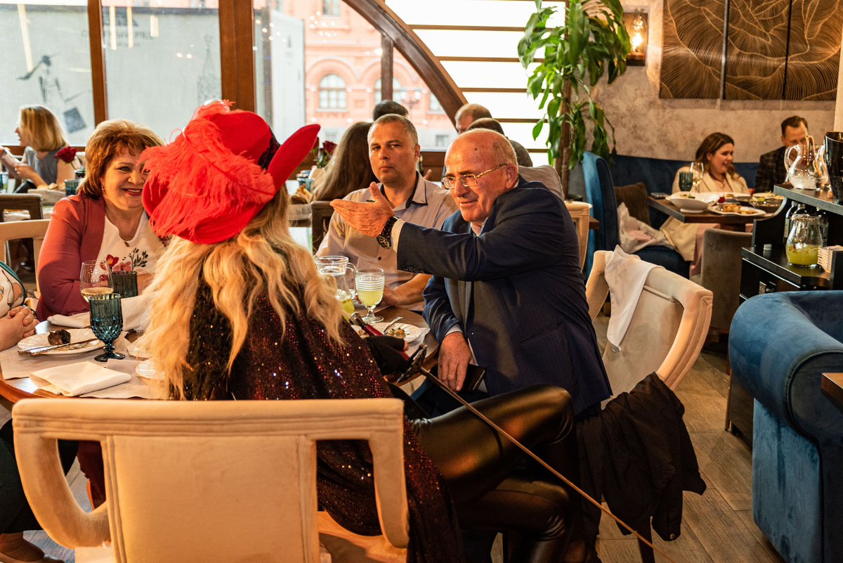 Гости на иммерсивном представлении "Парижские тайны"