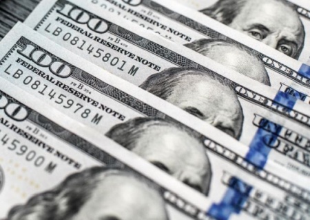    Курс доллара упал до ₽82, а евро — до ₽89. Что происходит на валютном рынке?