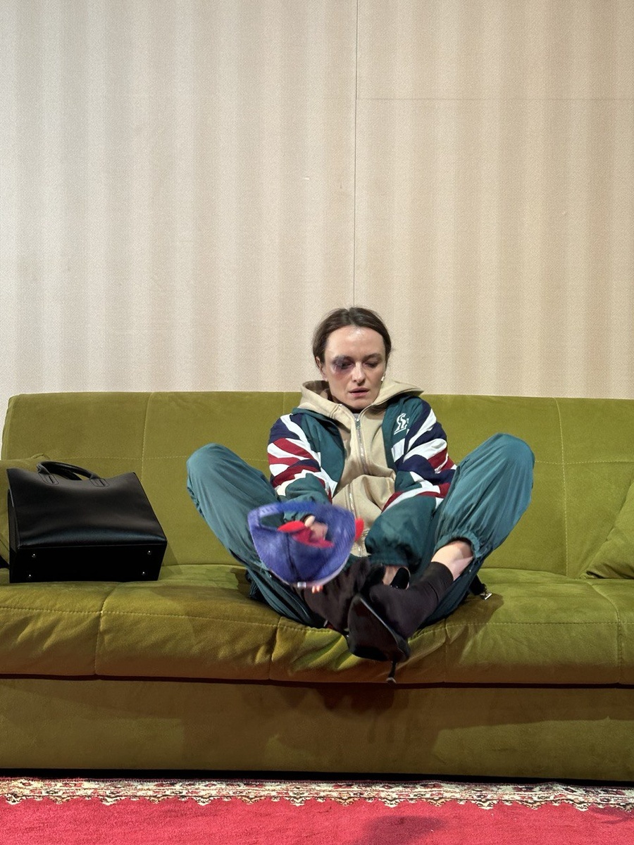 Первое появление Наташи в доме. Сцена из спектакля "Наташа". Фото автора.