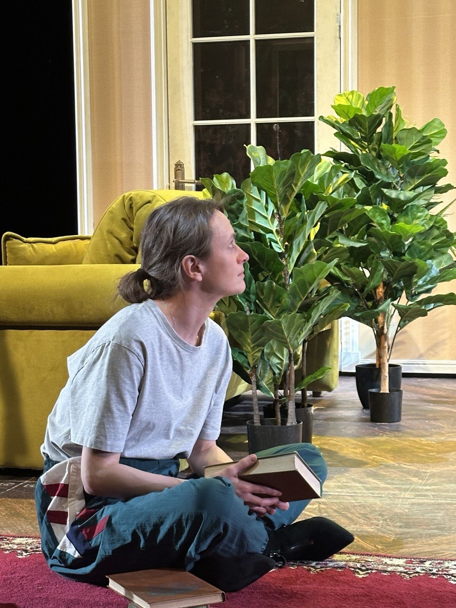 Наташа знакомится с укладом семьи. Сцена из спектакля "Наташа". Фото автора.