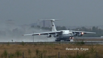 Дождь, в работе только одна рулёжка, РП разруливает Ан-72 и Ил-76МД на вылет, Ту-134Ш и Ту-154М на посадке!