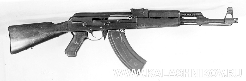 Опытный автомат Калашникова. Вид справа