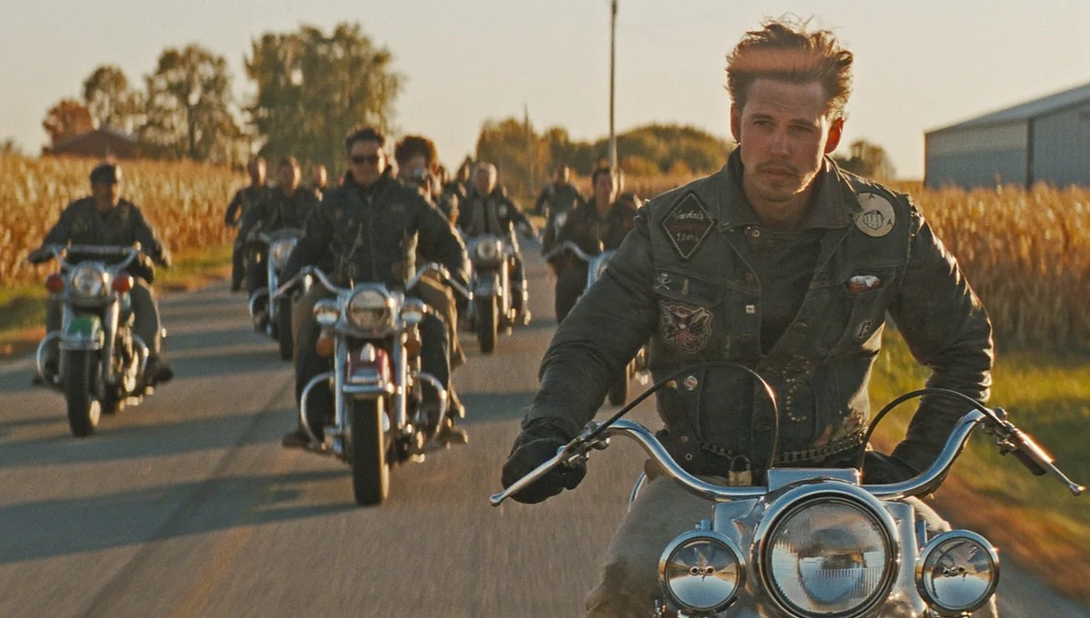 Бенни на мотоцикле (актер Остин Батлер)