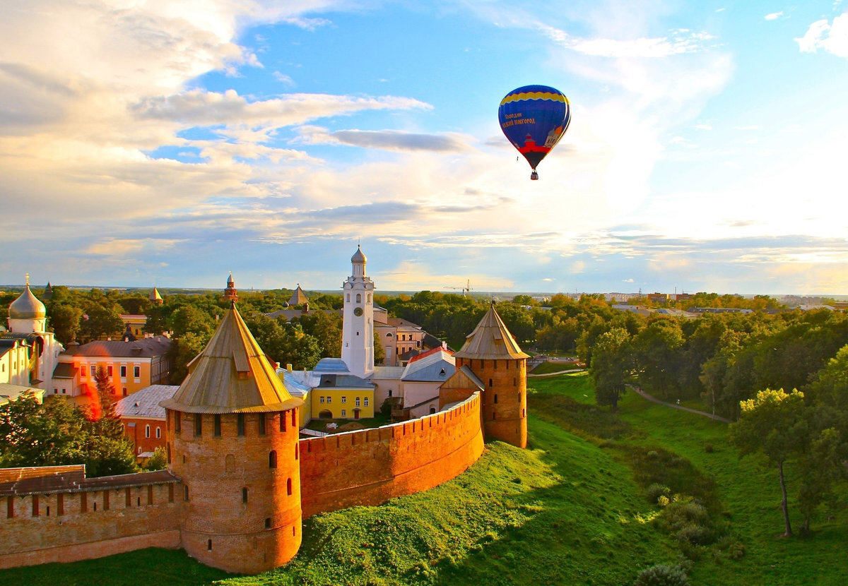 Если вы хотите посетить необычный и уютный исторический город, то отправляйтесь в Великий Новгород! Сюда легко добраться, особенно из Петербурга, здесь постоянно проходят интересные фестивали.