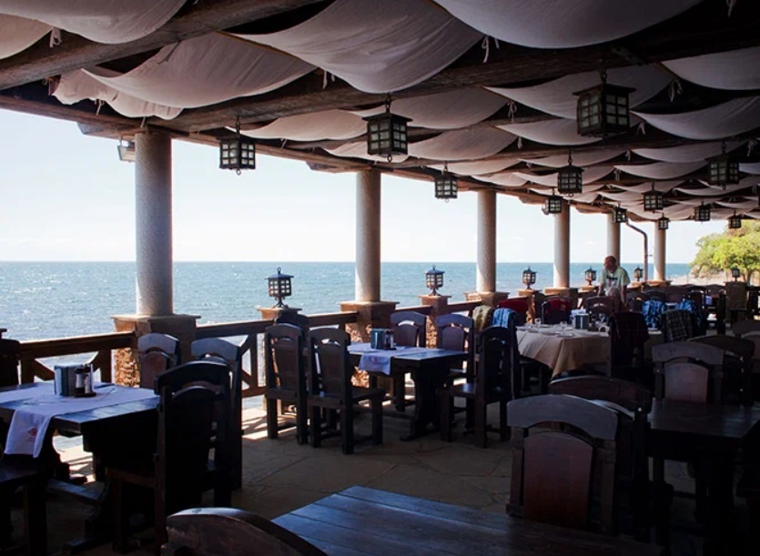 Директор форт утриш. Форт утриш гостиница. Большой утриш ресторан. Большой утриш ресторан форт. Ресторан малый утриш.