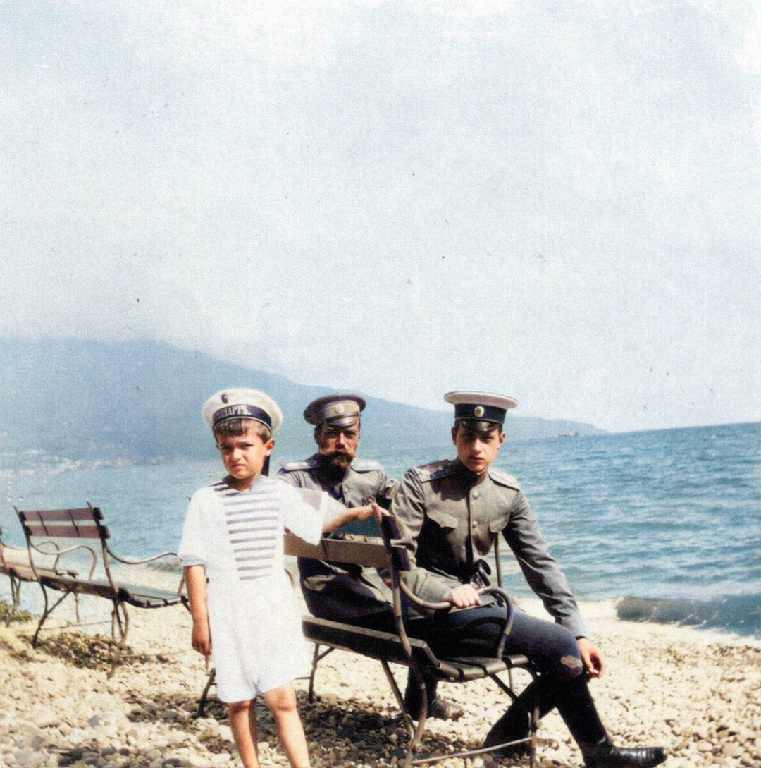На фотографии Цесаревич Алексей, Император Николай 2 и Великий князь Дмитрий Павлович (1909 год)
