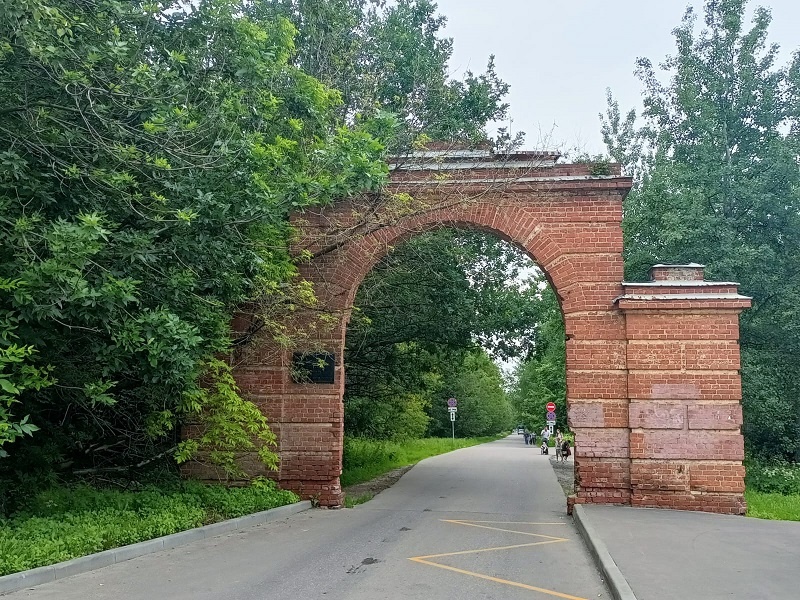 Вот такая арка встречает посетителей при входе в парк. В интернете я прочитала, что ее называют "Небесными воротами". 