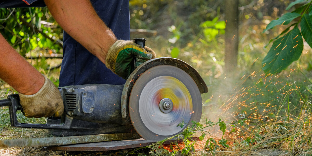 Мнение реального работяги о том куда летят горячие искры, должны лететь при резке металла
