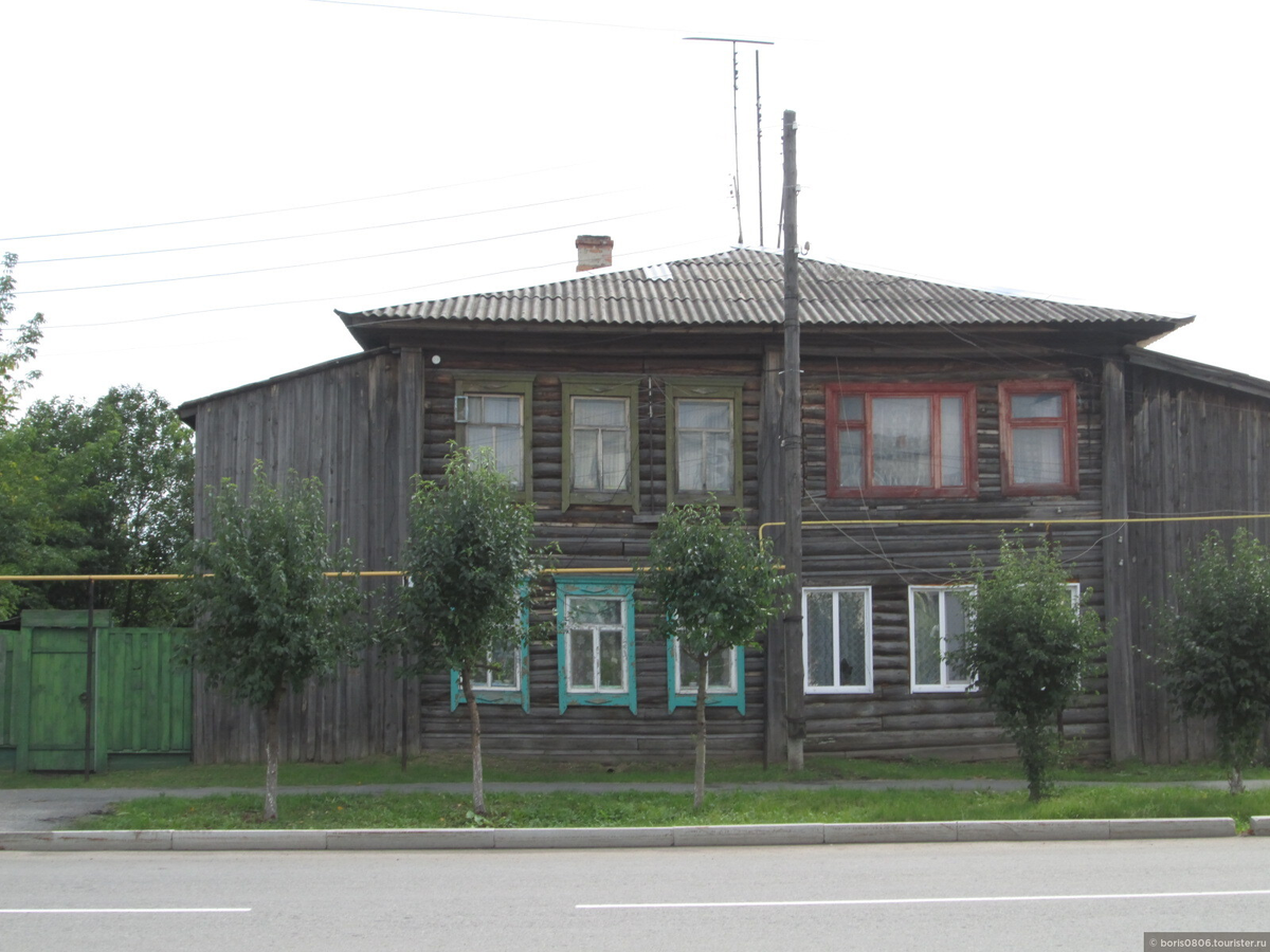 Вот в таком доме прожила всю свою жизнь бабушка Дуся....