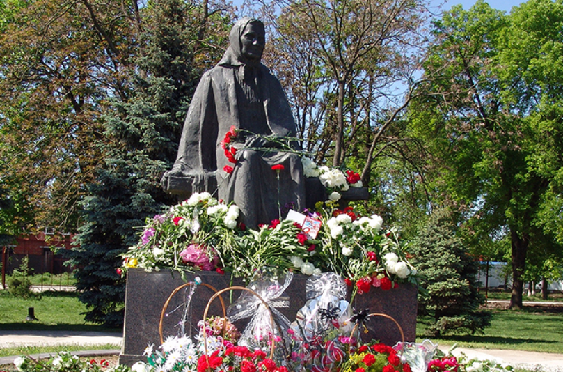 Монумент «Мать», на котором изображена Епистиния Федоровна Степанова.