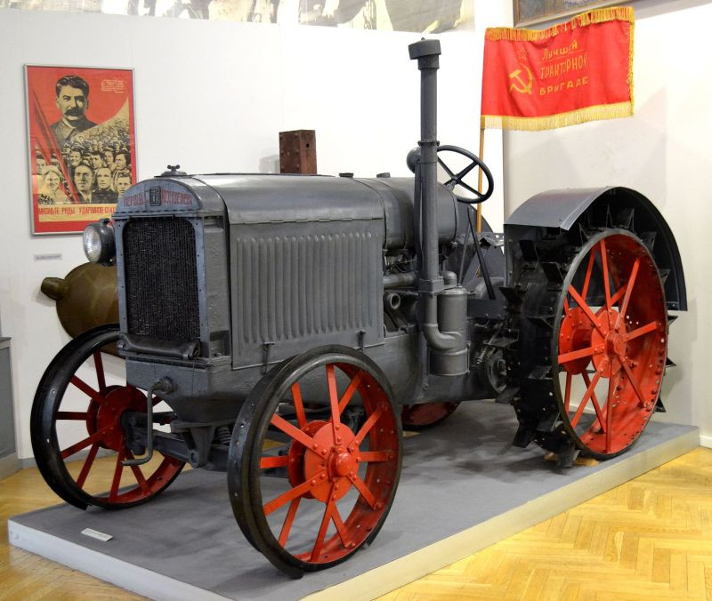 Трактор марки СТЗ (Сталинградский тракторный завод)

17 июня 1930 года с конвейера Сталинградского тракторного завода сошёл первый трактор СТЗ-1 мощностью 30 лошадиных сил.