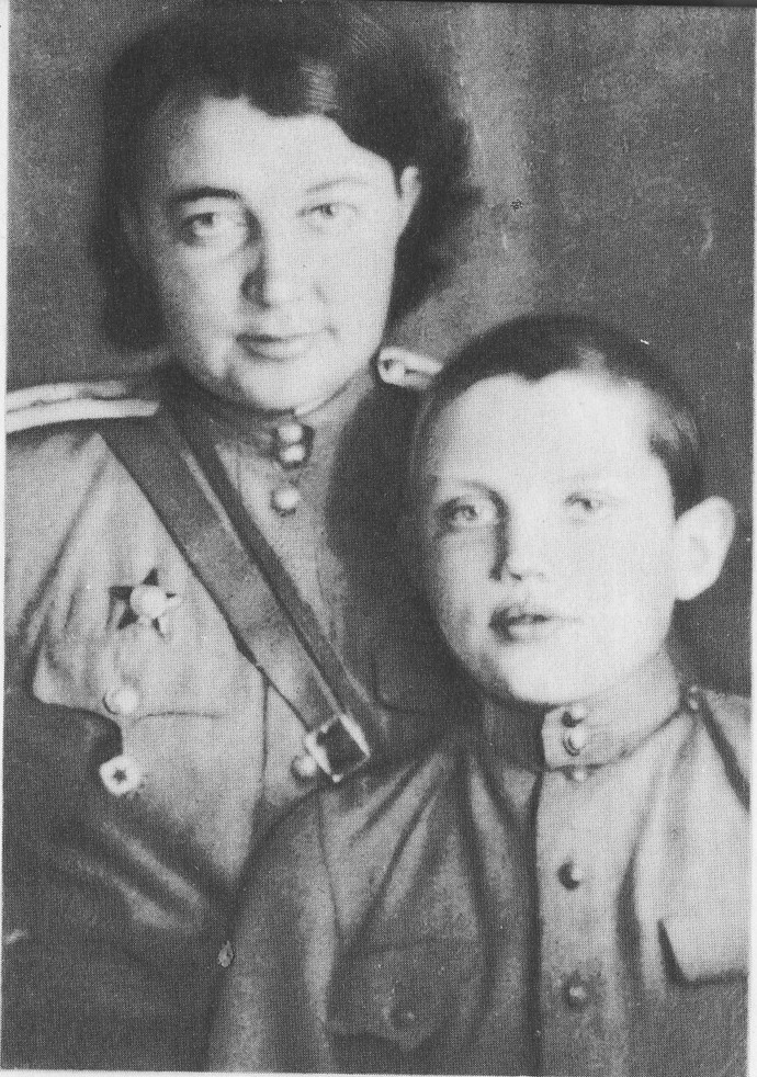 Роберт со своей мамой Верой Павловной. Фото Яндекс.Картинки.