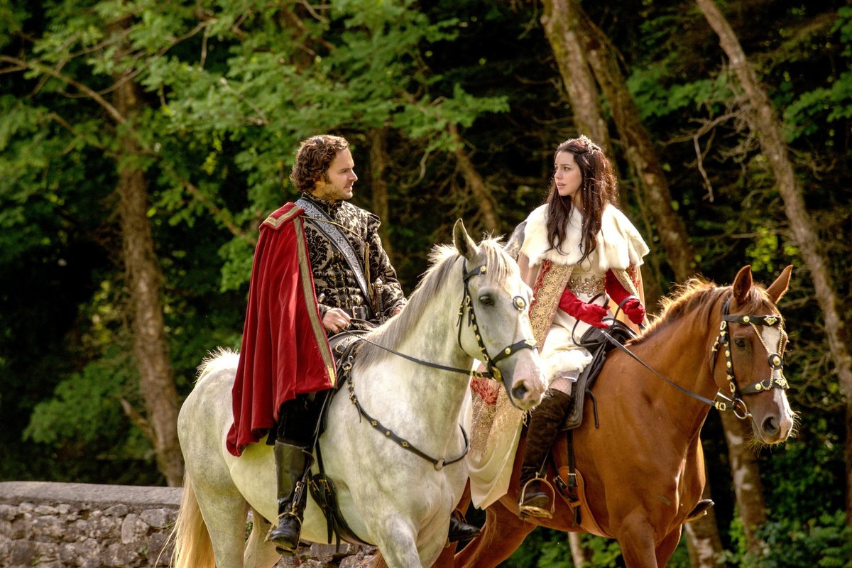 Кадр из сериала "Царство", 1 сезон. На фото: Маноло Кардоно (Томас, принц Португалии), Аделаида Кейн (Мария Стюарт). Источник фото: интернет
