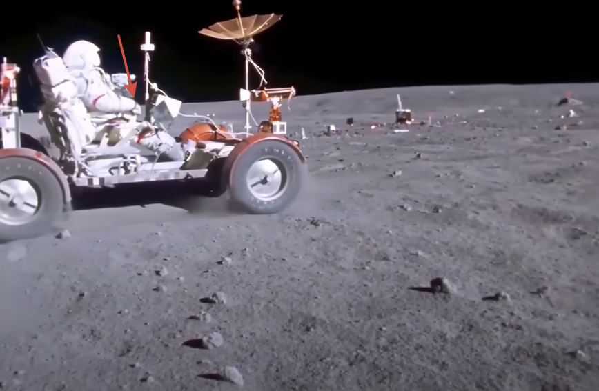 "Аполлон 16": астронавт на ровере не шевелит пальцами, он работает кистью