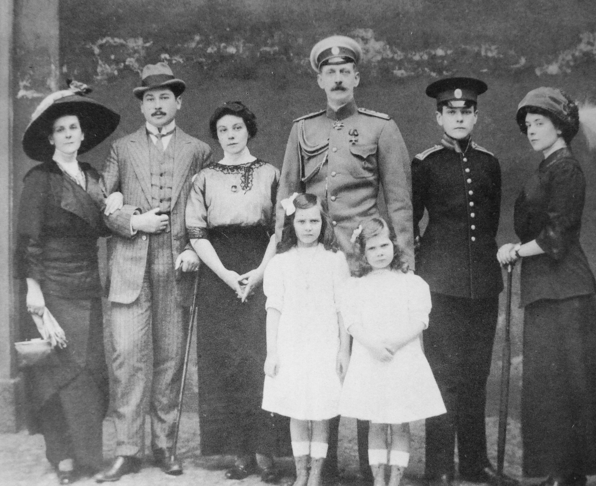 Слева направо: княгиня Палей, Александр Пистолькорс, Марианна Пистолькорс, великий князь Павел Александрович с дочерьми Ириной и Натальей и сыном Владимиром, Ольга Пистолькорс.. 1911 год.