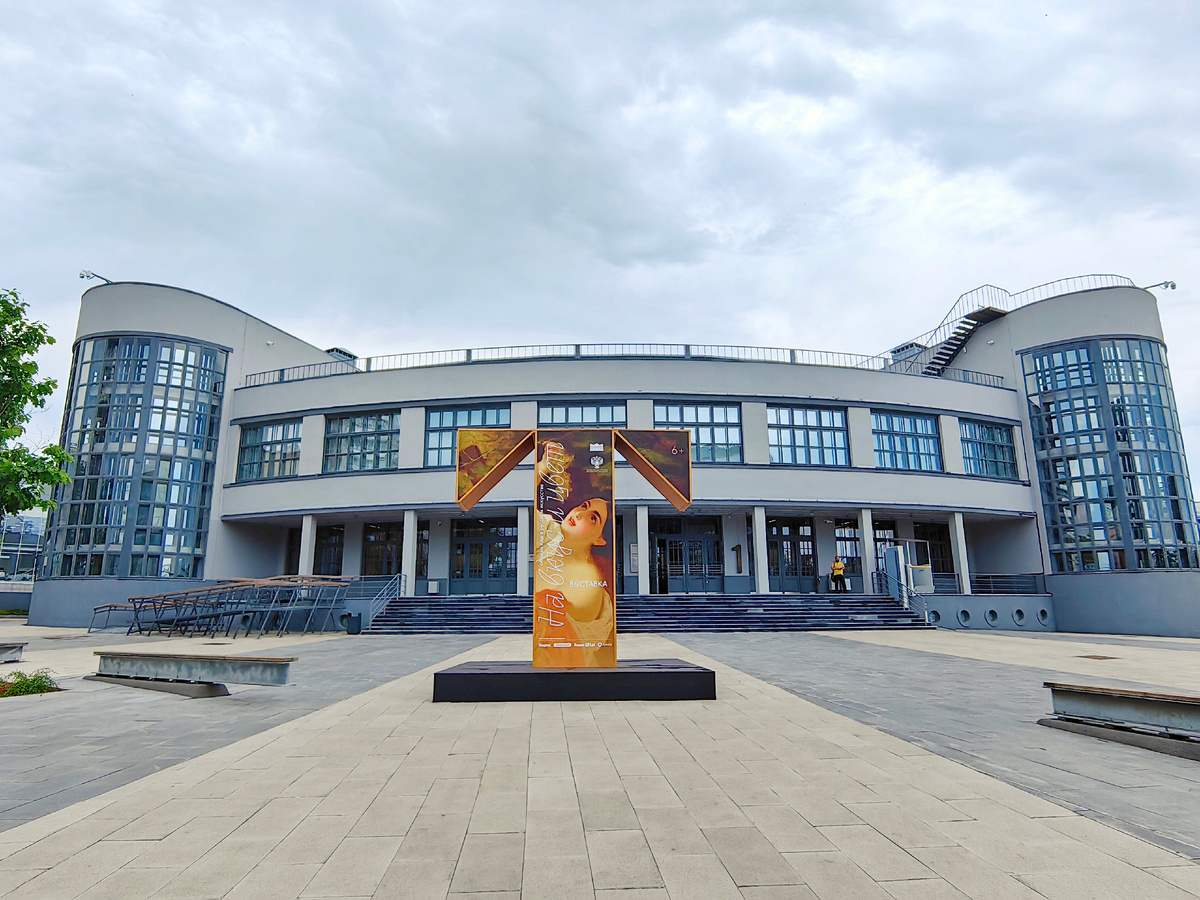 У входа в Третьяковскую галерею