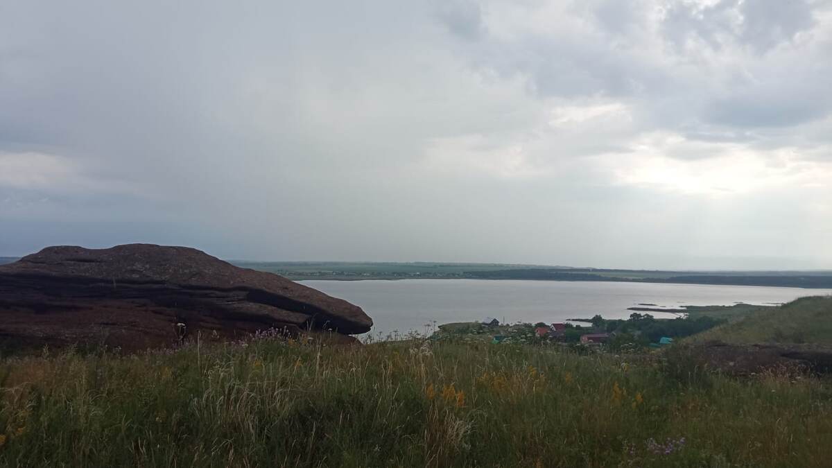 Внизу виден поселок, там сдаются домики, но нас они не впечатлили