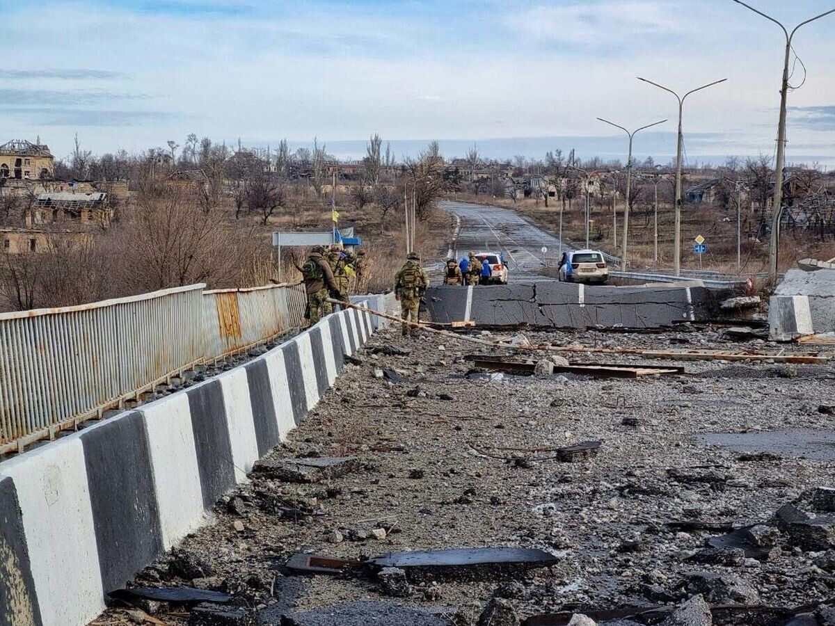    Военнослужащие РФ и члены делегации Международного агентства по атомной энергии (МАГАТЭ) пересекают линию боевого соприкосновения у реки Карачекрак© РИА Новости / Юрий Войткевич