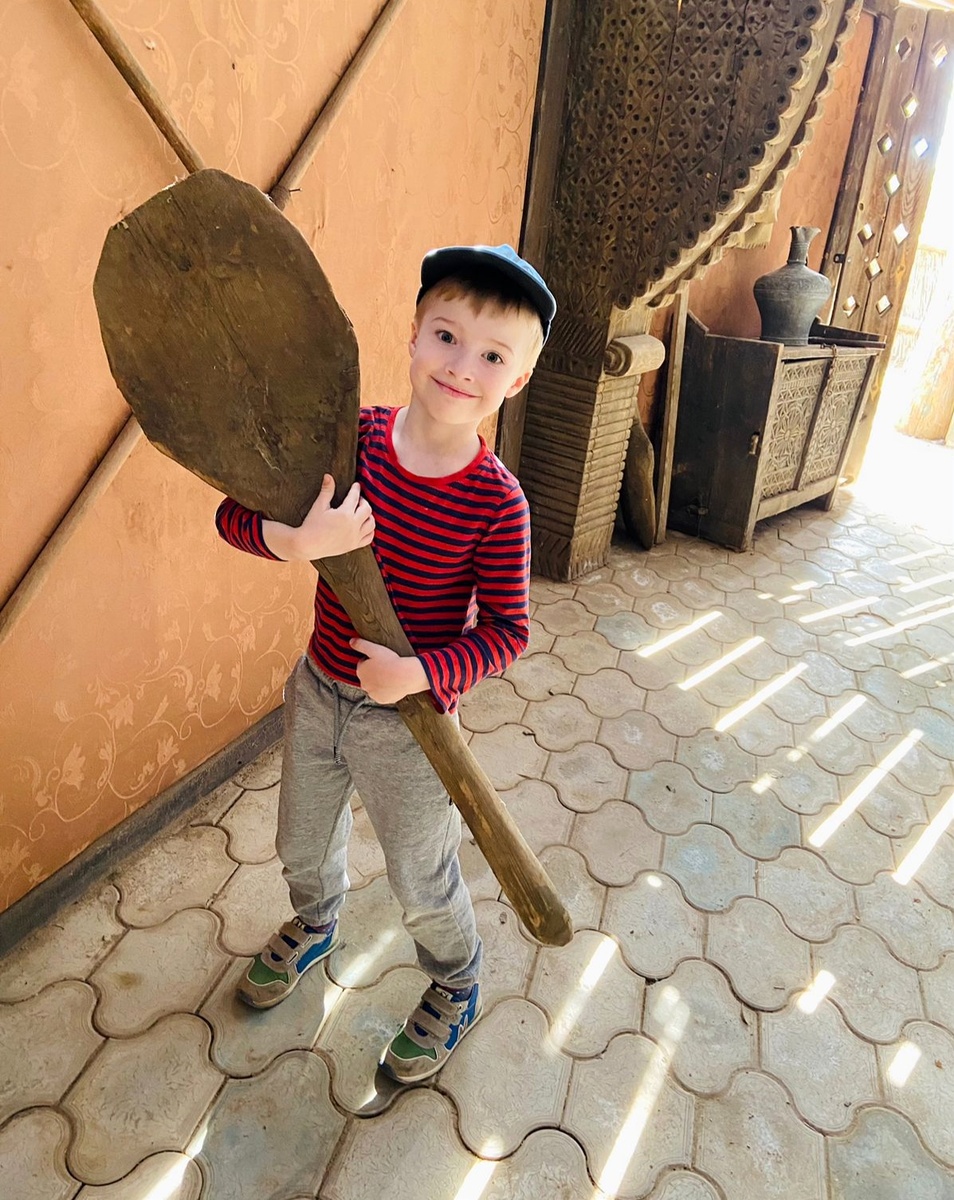 Открытый, любознательный и говорящий(!) Лаврик, который любит путешествия. 