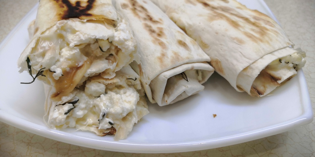 Лаваш и творог превращаются в трубочки с начинкой