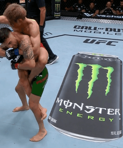 – Крайне нестандартно нанес очень неприятную травму.