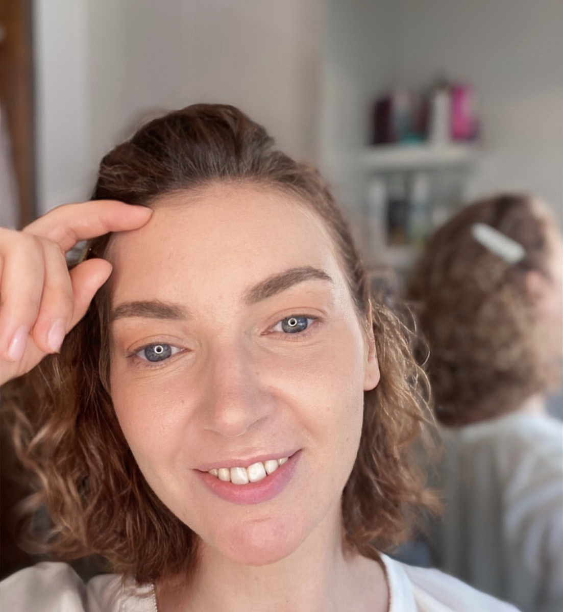 Тейпы мы клеим на чистое лицо. После умывания наносим тоник, сыворотку, крем. После полного впитывания - клеим тейпы. 