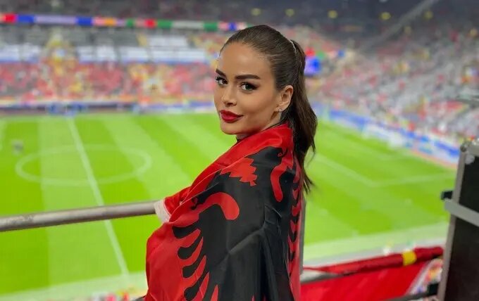 Болельщица Албании