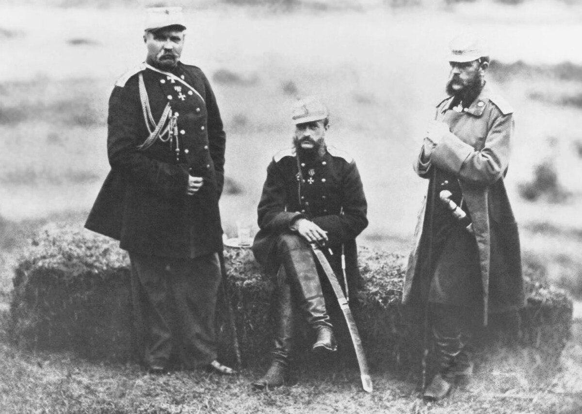 Командующий войсками на Западном Кавказе генерал от инфантерии граф Н. И. Евдокимов, наместник на Кавказ великий князь Михаил Николаевич и генерал-майор Д. И. Святополк-Мирский, 1864