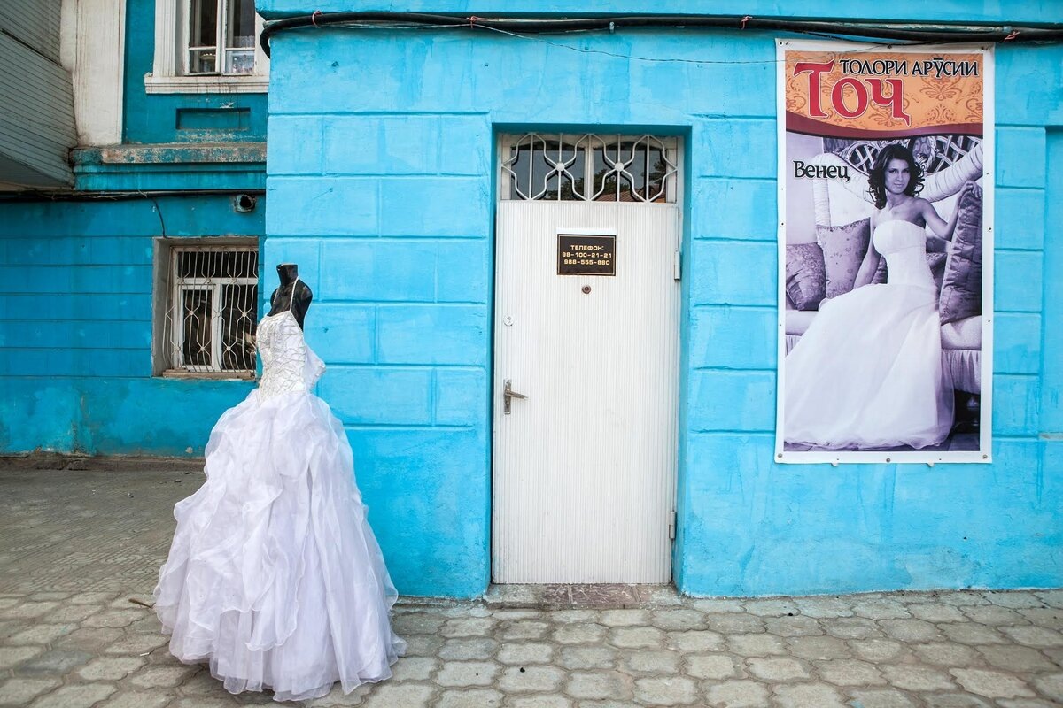 Заглянул я в таджикистанском горном кишлаке в местный свадебный бутик, и обомлел.-2