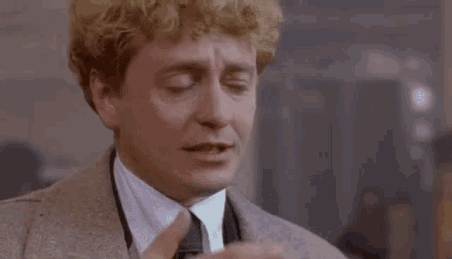 Есенин читает стих.