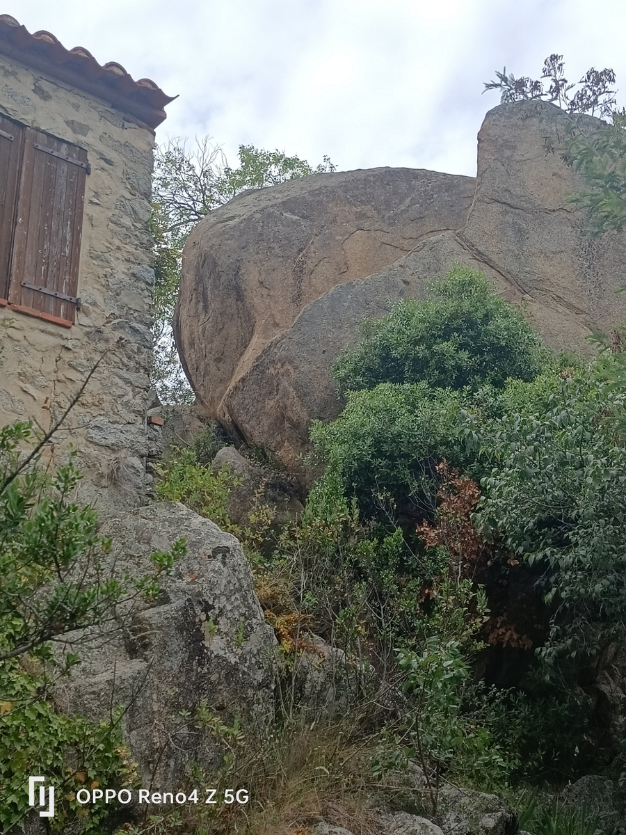 Глыбы в огороде . Eus. France .Фото автора 