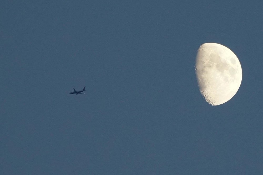    Ночной полет. / Фото: Юрий Лепский