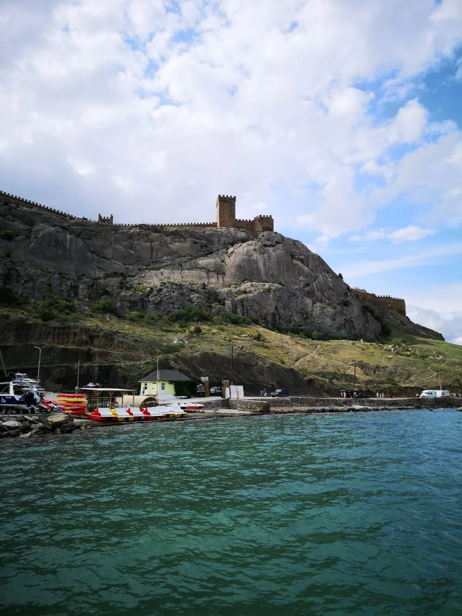 Вид на Генуэзскую крепость с моря.                                                                                                                                                                                                                                                                         