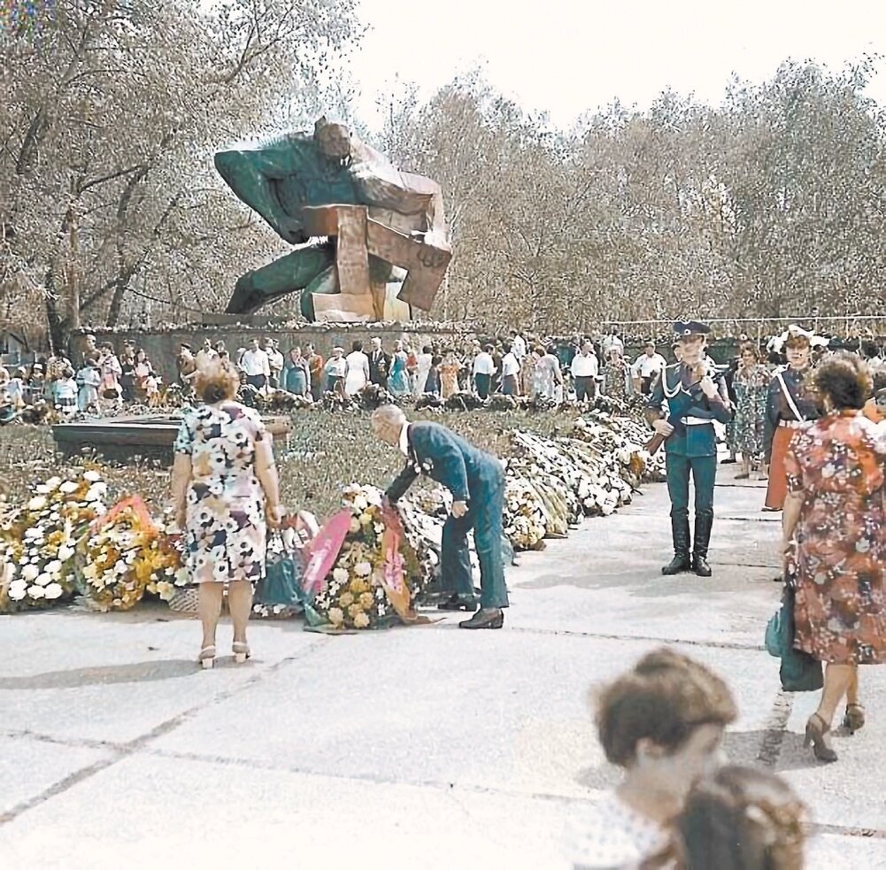 Воронежцы ждут возвращения «Солдата, ломающего свастику». Из архива Игоря Копытова. Фото: Евгения Сускова, газета "Коммунар"