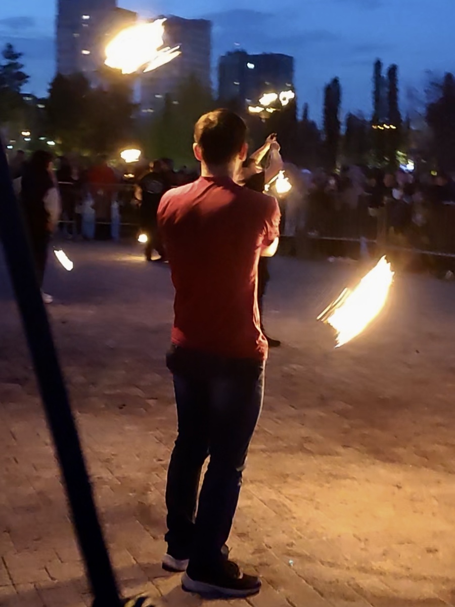 Огненный Красс крутит пои. Фаер-шоу