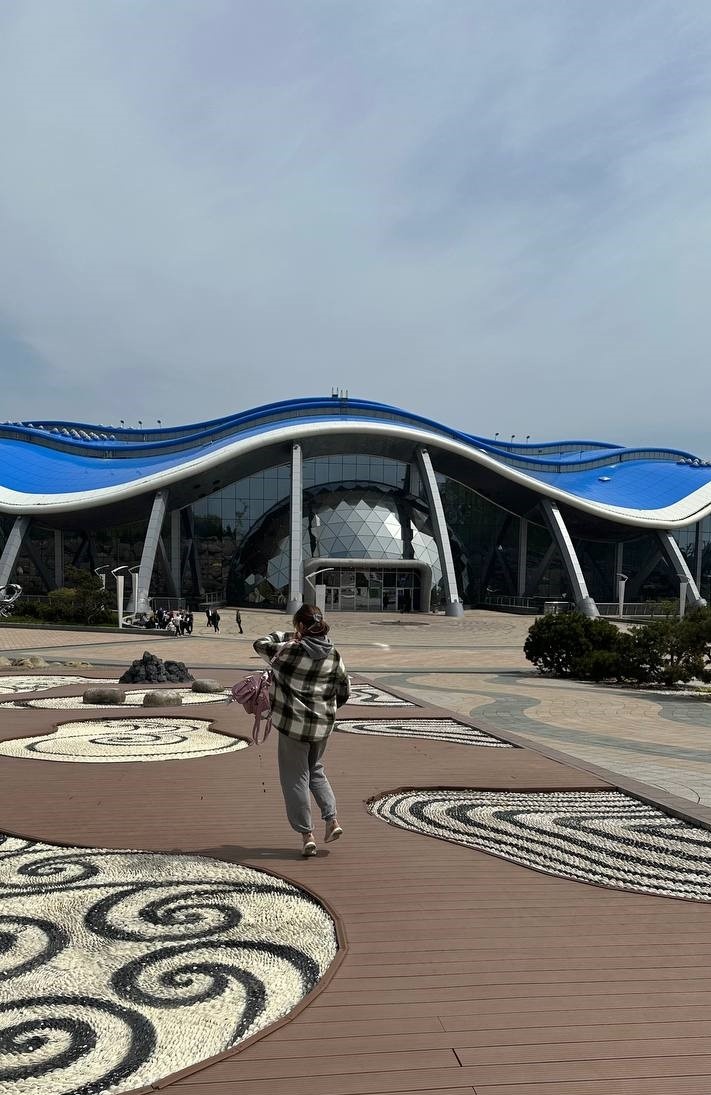 Снаружи тоже есть, что посмотреть :)