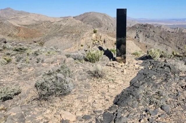    Загадочный монолит в горах Невады в США. Обложка © X / LVMPD