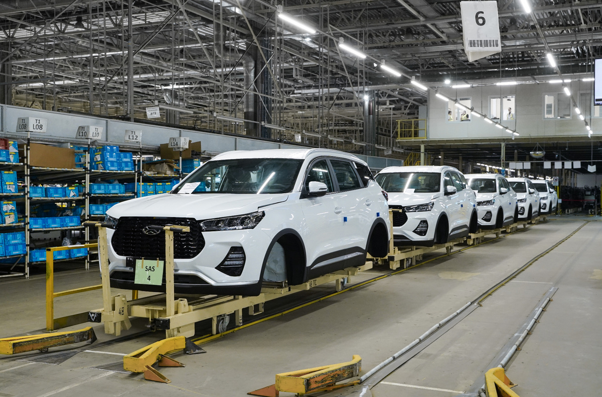    Для возобновления работы после ухода Nissan из России новое руководство площадки заручилось поддержкой «восточноазиатского» (а именно китайского) партнера. Его название представители «Автозавода Санкт-Петербург» и марки Xcite предпочитают вслух не произносить, но одного взгляда на X-Cross 7 достаточно, чтобы понять, какая китайская компания выступает партнером площадки и что это была за модель до смены шильдиков. Такой вот «тот, кого нельзя называть» или «вы сами знаете кто», кому как больше нравится.   
Xcite