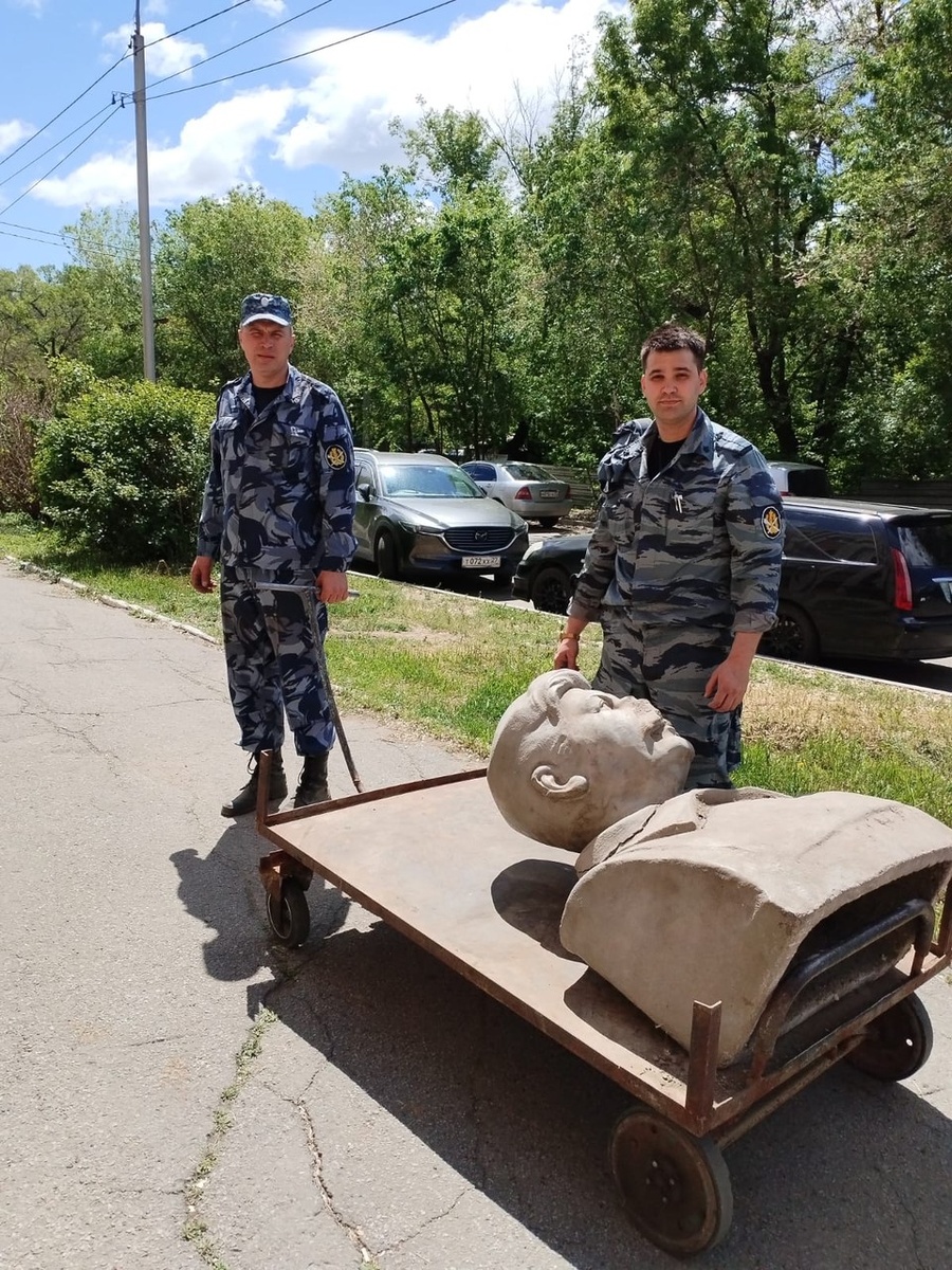 Силами сотрудников УИС бюст вынесли с чердака. ИСТОЧНИК: Наталья Купалова